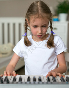可爱的小女孩学习弹钢琴图片