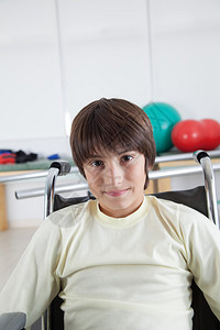 轮椅上的病人男孩正在康复图片