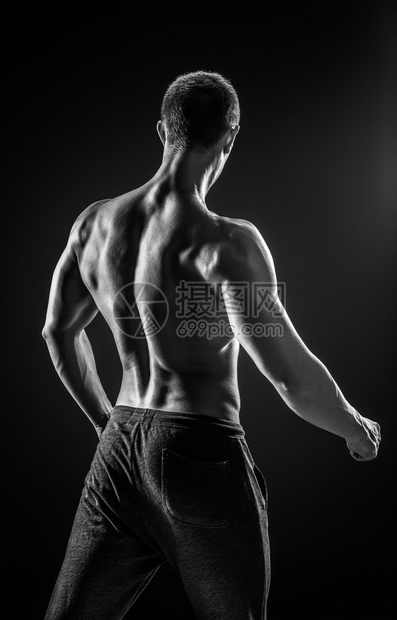 肌肉骨干运动机身模型显示黑色背景的肌肉背部和肩图片