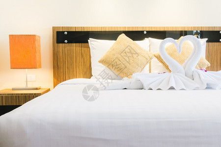 室内卧室的床上装饰上美丽的奢华豪枕头图片