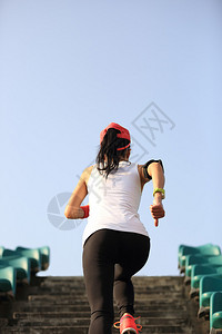 女运动员在楼梯上跑步妇女健身慢跑图片