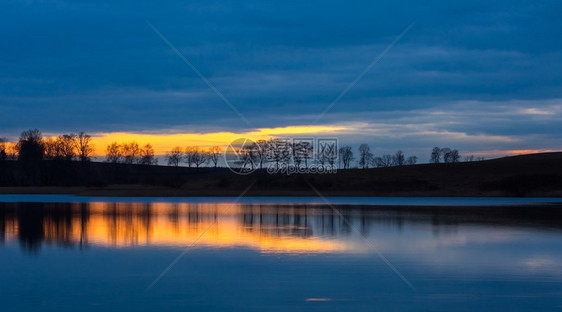 日落景观后的湖图片