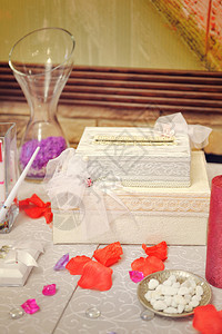 餐桌上礼仪的婚礼装饰品图片