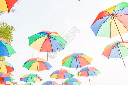 天空背景上的彩虹伞图片