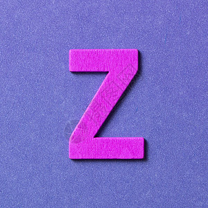 紫色背景中的木质纹理粉色字母Z图片