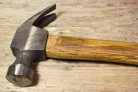 木制背景上的锤子图片