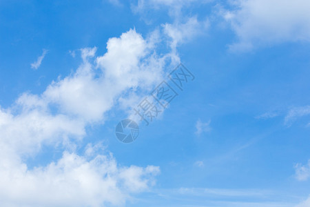 云在晴朗的蓝天气背景图片