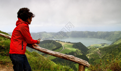 女游客在亚速尔群岛的火山湖上欣赏风景图片