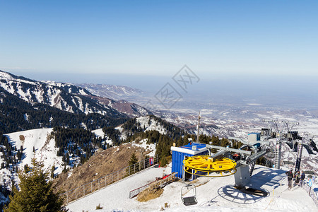 在哈萨克斯坦阿拉木图附近的一个滑雪图片