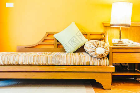 客厅内部配有枕头和椅子装饰的空木沙发复古过滤器背景图片