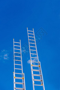 在蓝天背景的铝梯子图片