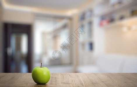 客厅木桌上的青苹果背景图片
