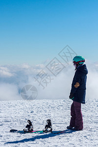 山里拿着滑雪板的女孩图片