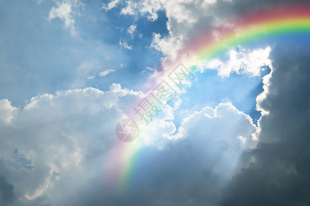 蓝蓝的天空云与彩虹图片