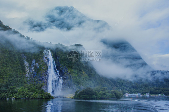 水落在米尔福德峡湾峡湾公园的重要旅游目的地图片