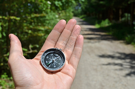 在森林中行走的男旅游者图片