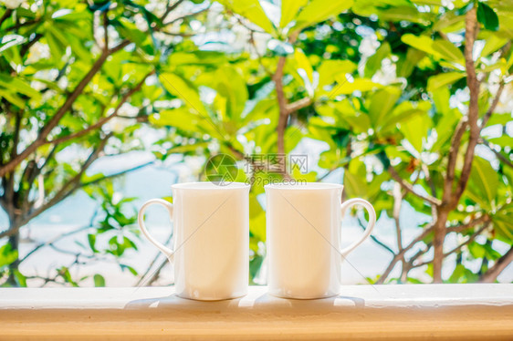 白色咖啡杯有室外风景光电过滤器图片