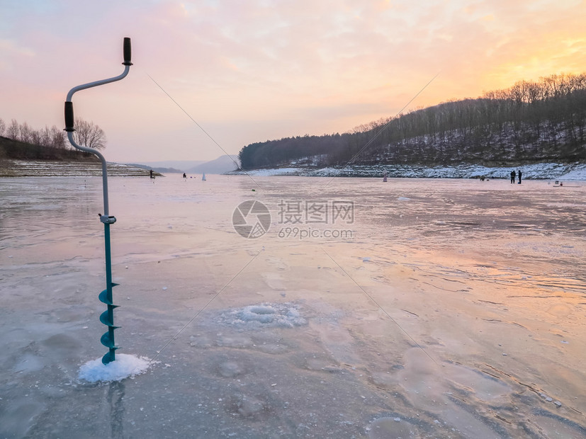 河流上美丽的冬季风景冰雪中的河图片