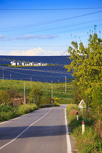 西里农村可再生能源光伏发电模块太阳能电池板的观测情况图片