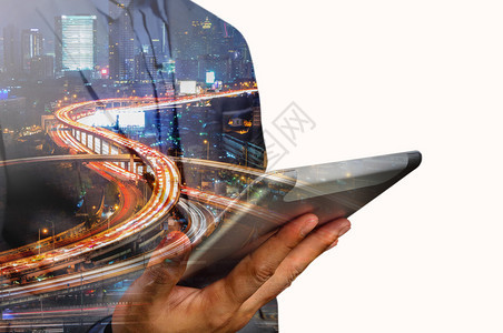 商人双重接触商业人使用移动平板与城市风景和高水作为高速互联网或无线电图片