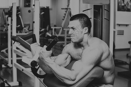 健身房的运动员垂直推力锻炼背部肌肉的力量体育杂志招贴画和网站用照片图片
