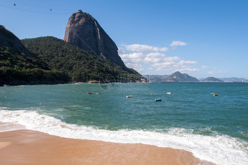 从巴西里约热内卢的红海滩看甜面包山图片