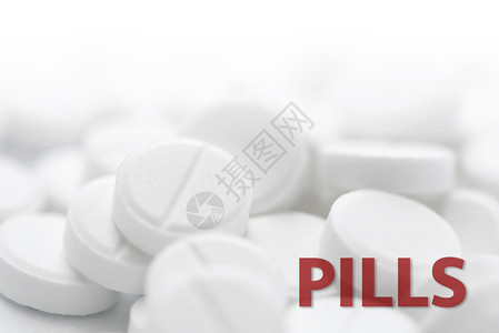 用红色文本PILLS关闭白色背景的白色图片