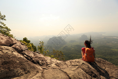 在海边山峰上徒步旅图片