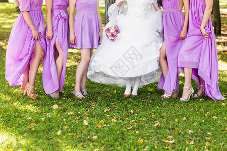 新娘和伴娘在婚礼上炫耀他们的鞋子背景图片