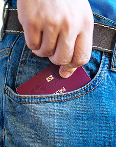 男人从口袋里掏出欧洲护照图片