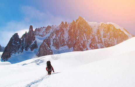 极限冬天山的孤独的远足者图片