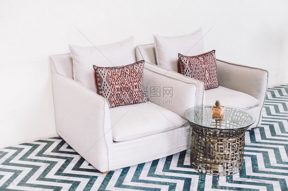 室内客厅沙发装饰上美丽的奢华豪枕头图片