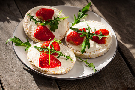 多片草莓果米蛋糕软马斯卡波尼奶酪和健康早餐的香肠图片
