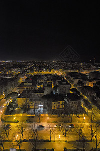 里米尼镇的夜景图片
