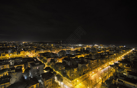 城市夜景和灯光小径图片