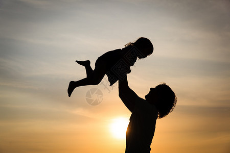 家庭父亲小女儿日落背景上的剪影高清图片年迈父亲领着孩子蓝色剪影高