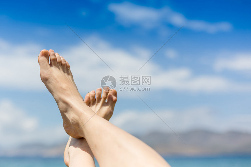 女脚在海滩上高清图片下载-正版图片507274754-摄图网
