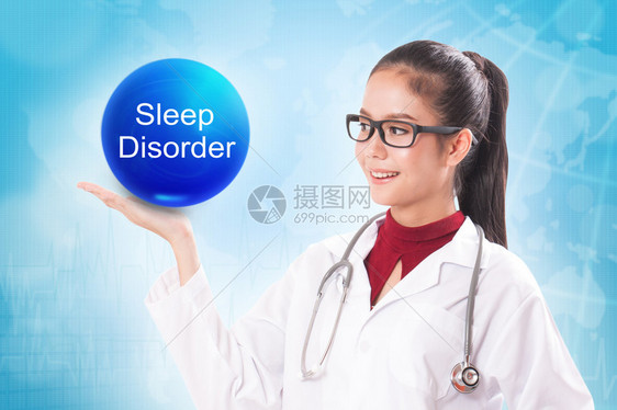 持有蓝晶球和睡眠障碍症状的女医生图片