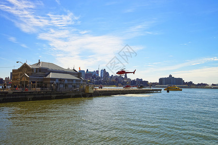 苹果6壁纸直升机降落在美国纽约曼哈顿下城东河的直升机停坪码头6背景中的布鲁克林摩天大楼背景