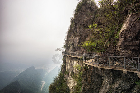 从悬崖空步道看天门山图片