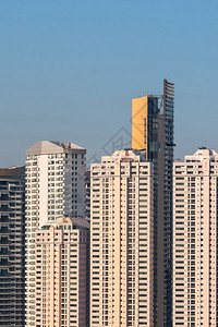 现代高楼办公大楼市中心大城市商业区公用寓的空图片