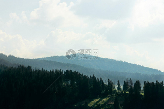 在蓝天空和云雾的本底山丘和山谷的美丽图片