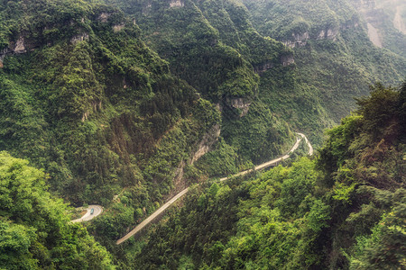 从最长的缆车上看天门山盘公路摄于图片