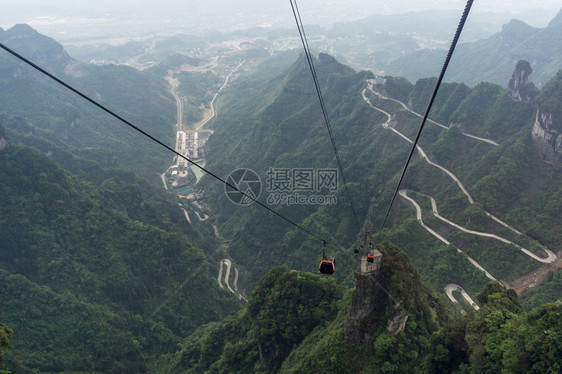 从最长的缆车上看天门山盘公路摄于图片