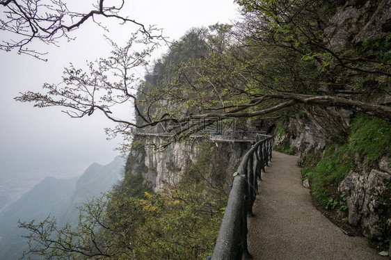 从悬崖空步道看天门山图片