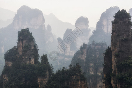 张家界南天一柱山顶高方尖像深谷的岩石一样在地表景色背景