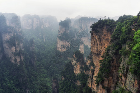 张家界南天一柱山顶高方尖像深谷的岩石一样在地表景色背景