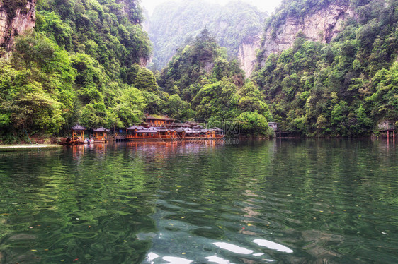 宝峰湖风景与茂密的森林环绕着高大的石峰森林中的小码头张家界图片