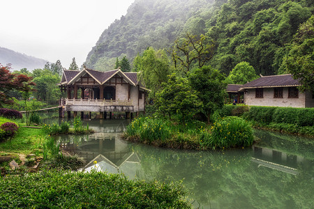 Zhangjiajie入口公园布景场的广隆东风景区图片