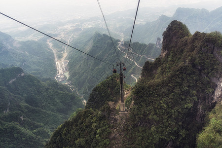 从最长的缆车上看天门山盘公路摄于图片